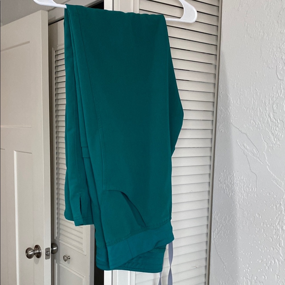 FIGS Kade Cargo scrub pants in Hunter Green (size M Tall)